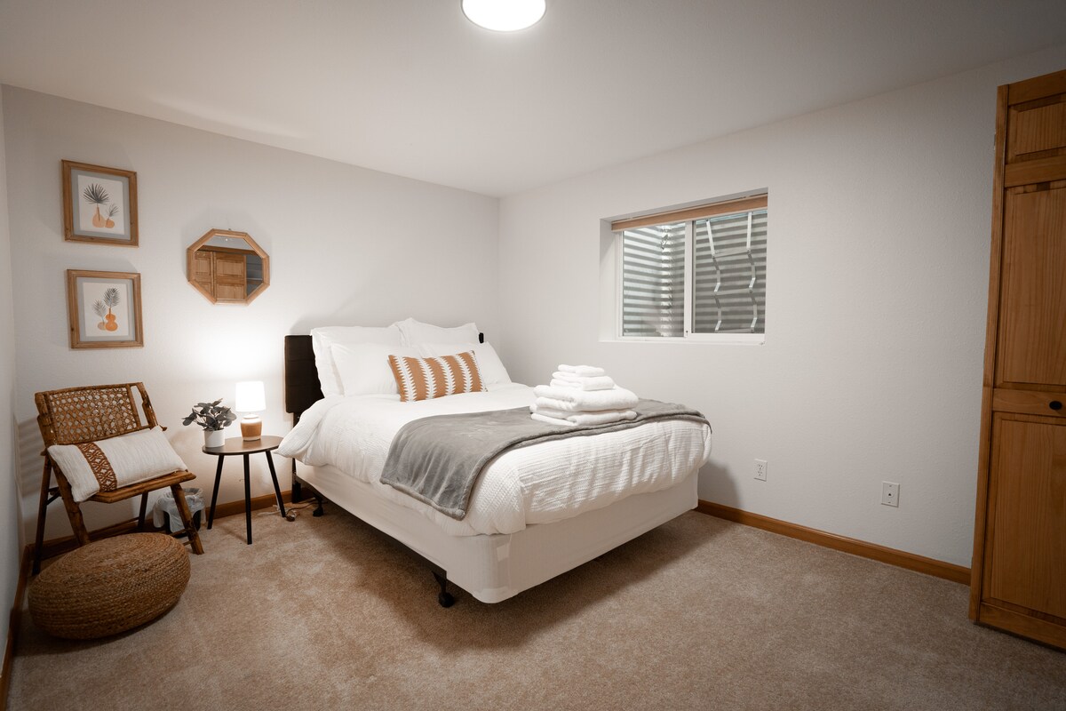 Ქვევით დედოფლის ზომის სტუმრების საძინებელი