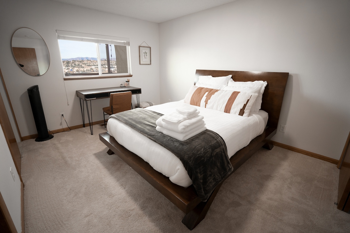 Დედოფლის ზომის ეს მთავარი საძინებელი მდებარეობს ზემოთ