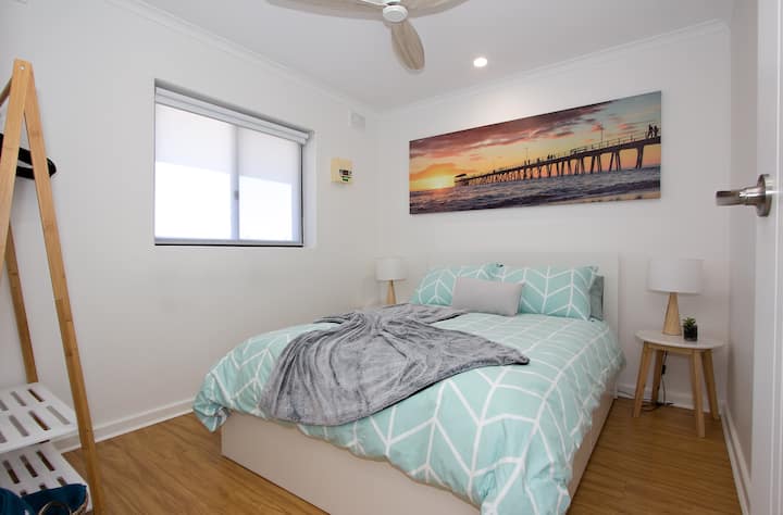 2e slaapkamer - tweepersoonsbed, ventilator, airconditioning, hangruimte, uitzicht op de stad 