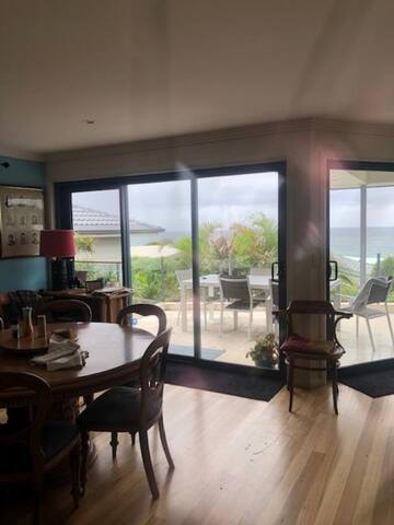 Forster Beach Top Floor: 4BR, 2 Bath & ocean views gallery image 4