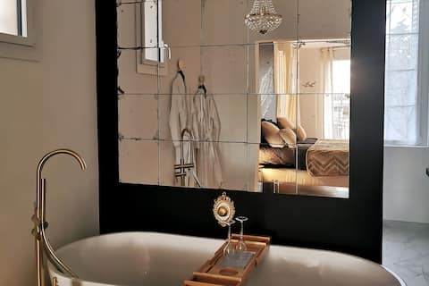 The LOVE Suite - Isot Bath & Loire View