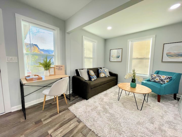 Mtr Henry Stylish Renovated House @Marietta Square - Kennesaw, GA