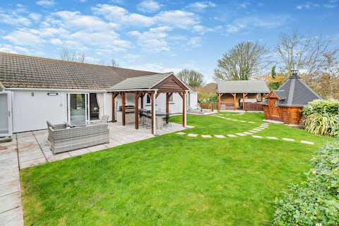 Riverside Retreat - Sleeps 12 - Great Facilities