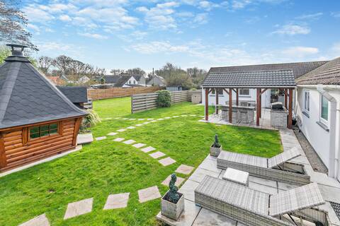 Riverside Retreat - Sleeps 12 - Great Facilities