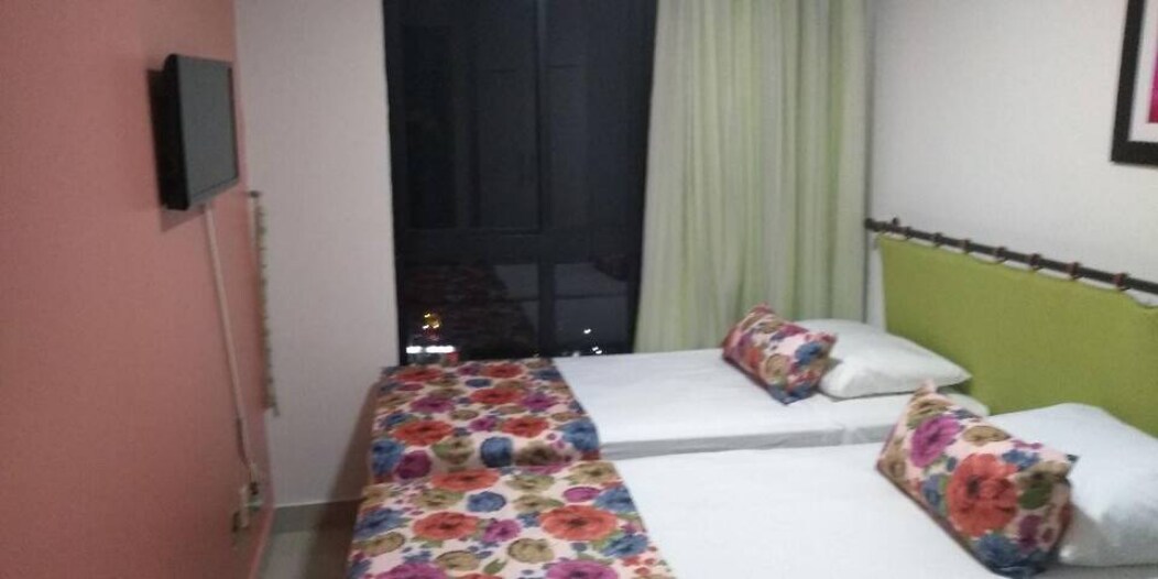 chumba chenye vitanda vya mtu mmoja