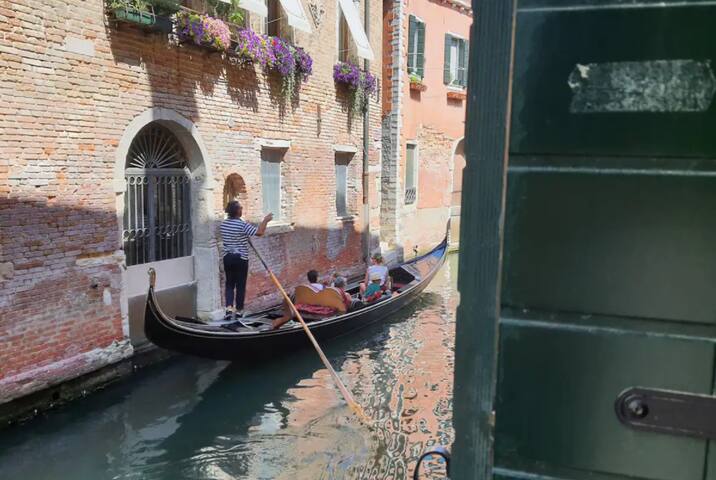 Relaxing canal View 2 bedrooms 2 bathrooms, patio gallery image 5