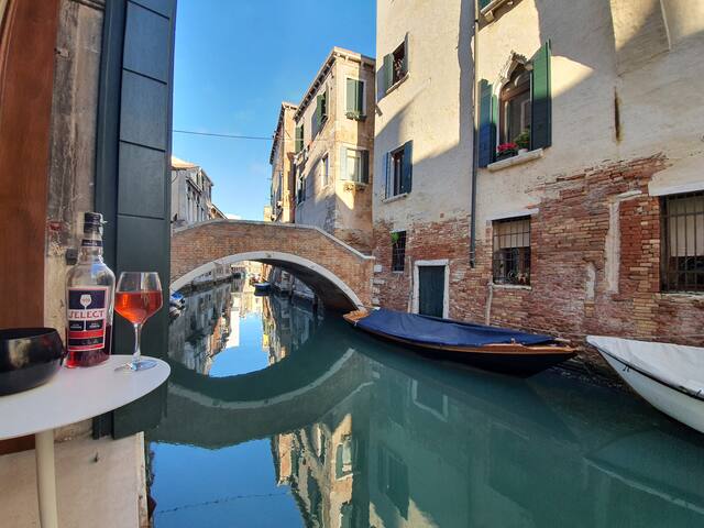 Relaxing canal View 2 bedrooms 2 bathrooms, patio gallery image 4