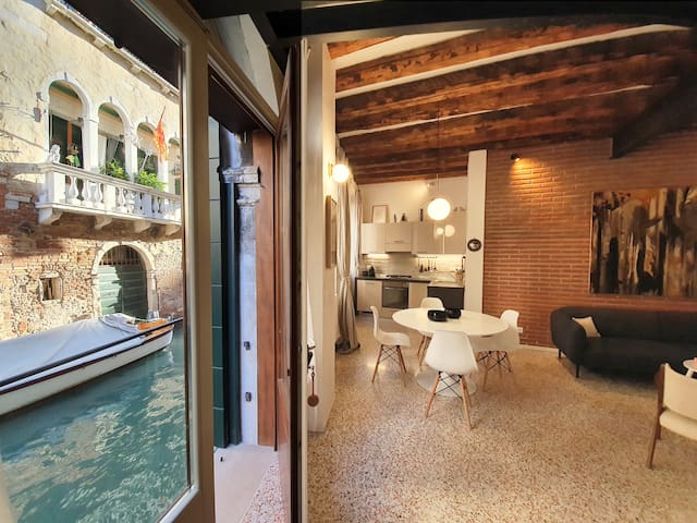 Relaxing canal View 2 bedrooms 2 bathrooms, patio gallery image 2