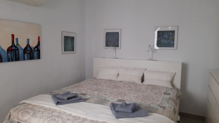 Dormitorio con aire acondicionado