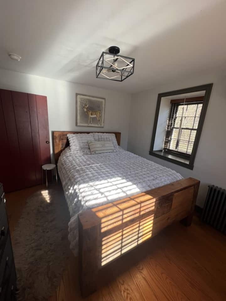 غرفة نوم رئيسية بسرير بحجم كبير 