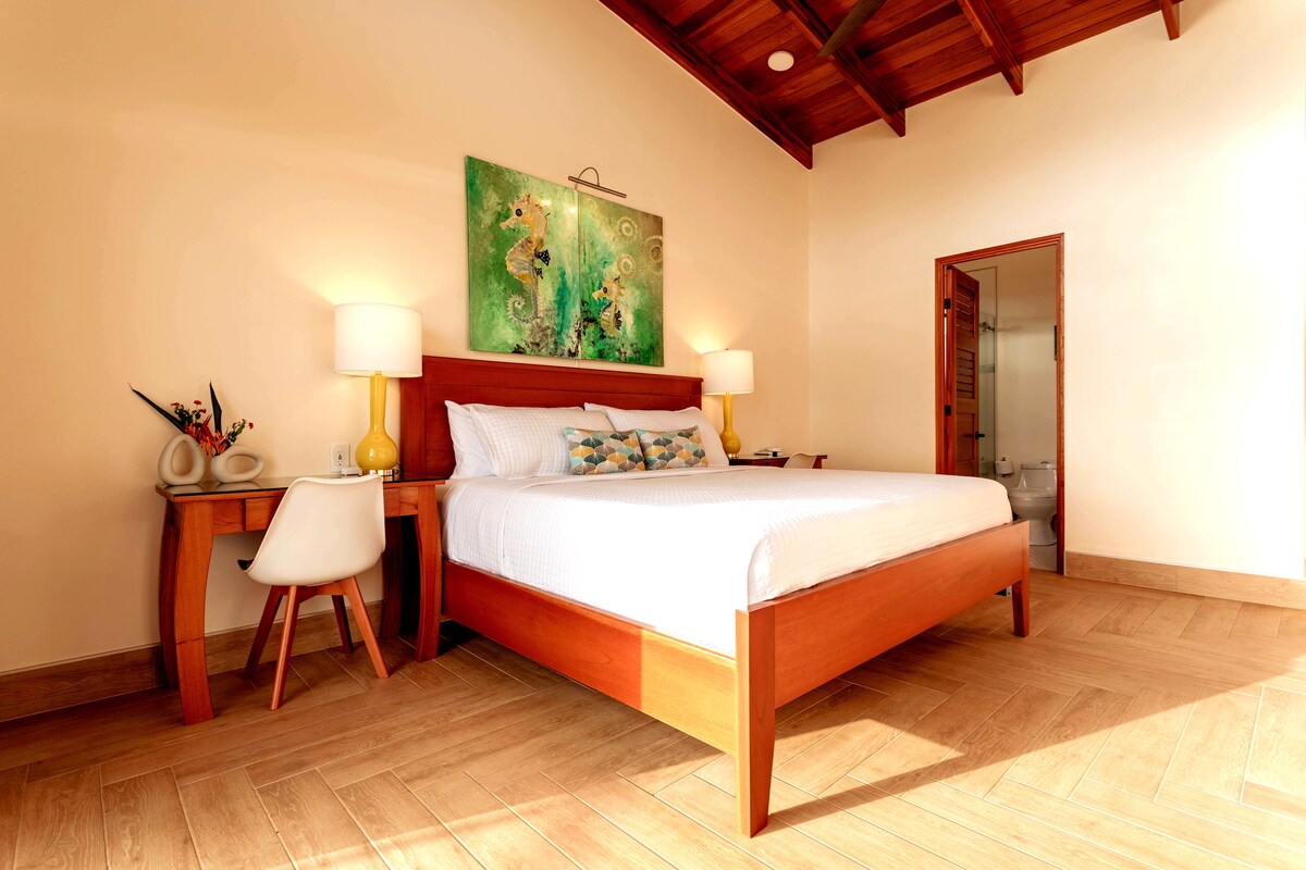 Seahorse bedroom #4 - comfy king bed, 2 workspace desks, ac, ocean/pool view