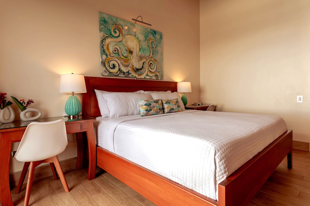 Octopus bedroom #2 - comfy king bed, 2 workspace desks, ac, ocean/pool view 