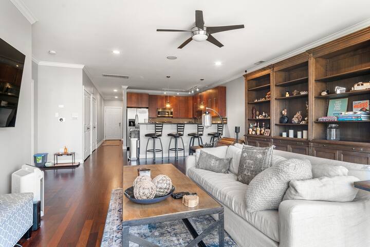 Spacious 2bd 2bth Condo with Skyline views! gallery image 5