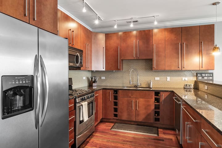 Spacious 2bd 2bth Condo with Skyline views! gallery image 4