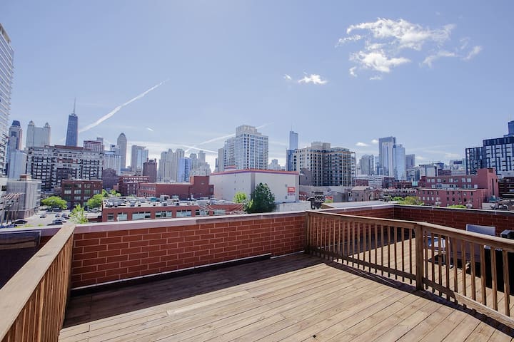 Spacious 2bd 2bth Condo with Skyline views! gallery image 3