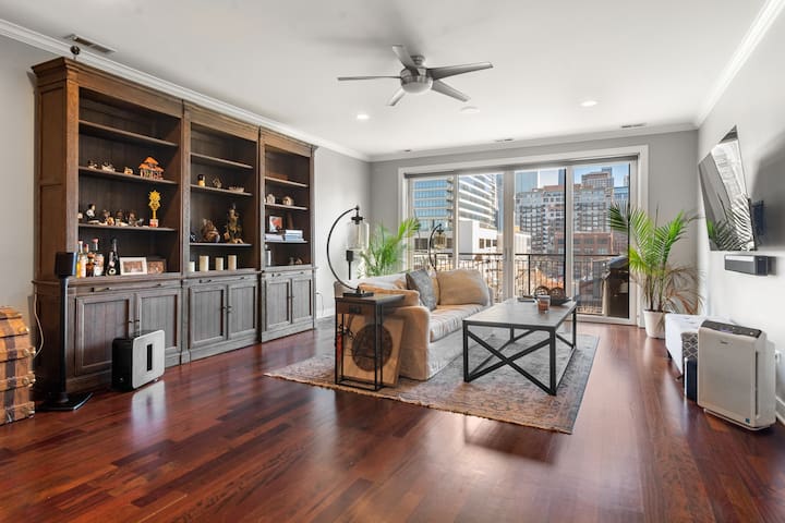 Spacious 2bd 2bth Condo with Skyline views! gallery image 2