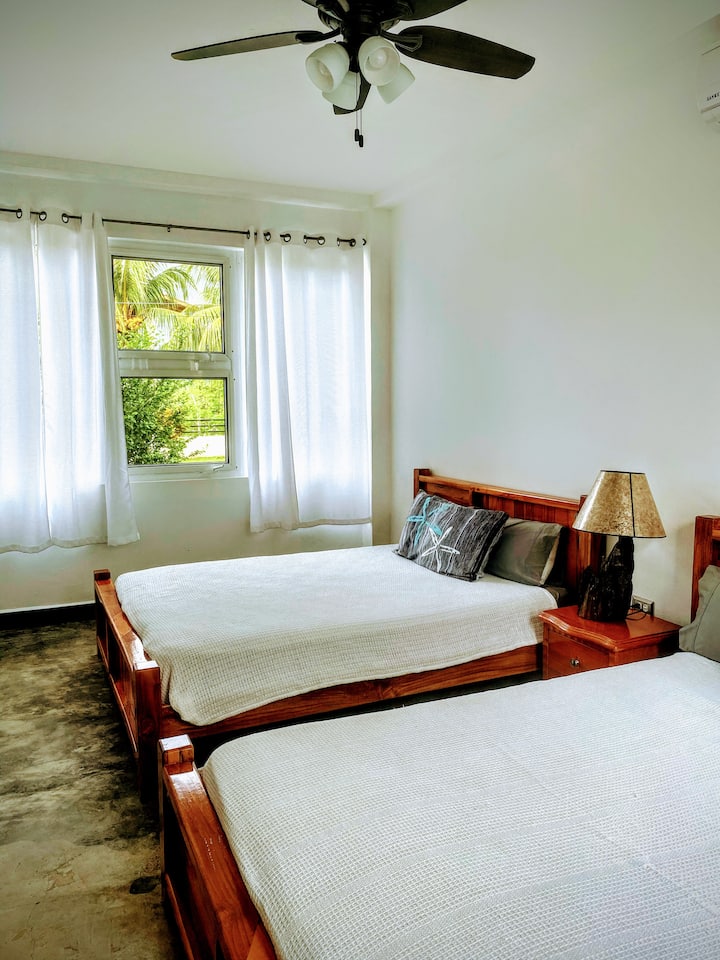 Spálňa 1 so super veľkou kúpeľňou a dvoma manželskými posteľami na mieru v tropickom štýle.