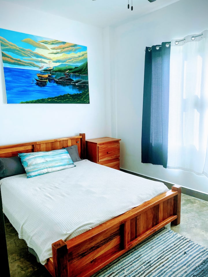 Spálňa 2 s plne vybavenou kúpeľňou a manželskou posteľou na mieru v tropickom štýle.