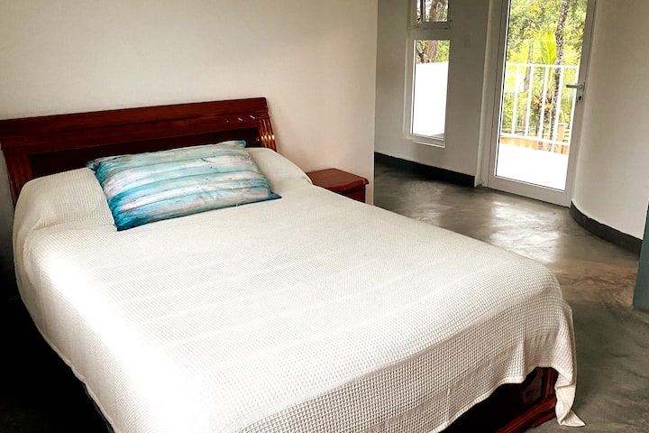 Spálňa na poschodí (3) s mahagónom Queen a vlastným balkónom. 