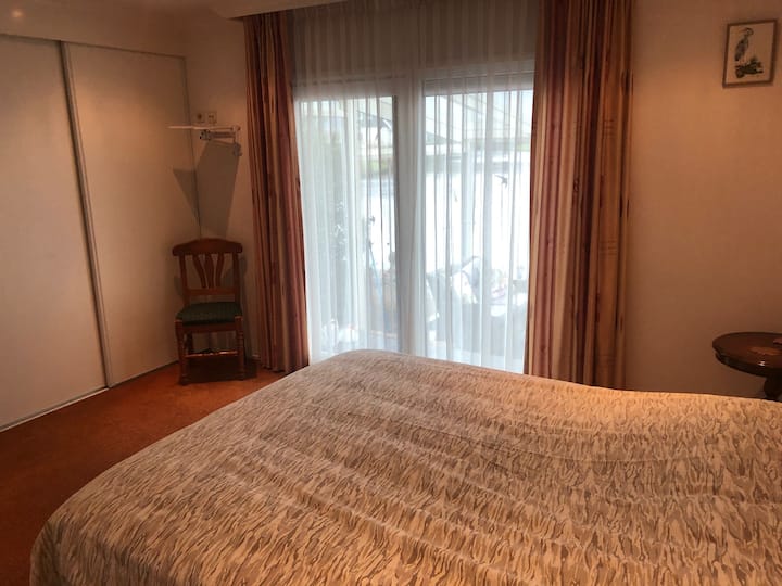 חדר השינה ממוקם בקומת הקרקע.