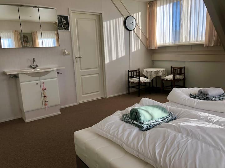 חדר שינה 2, קומה ראשונה