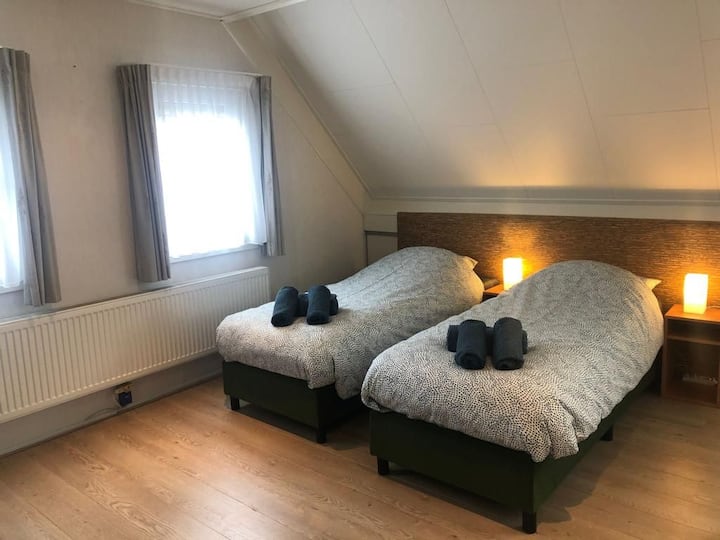 חדר השינה ממוקם למעלה.