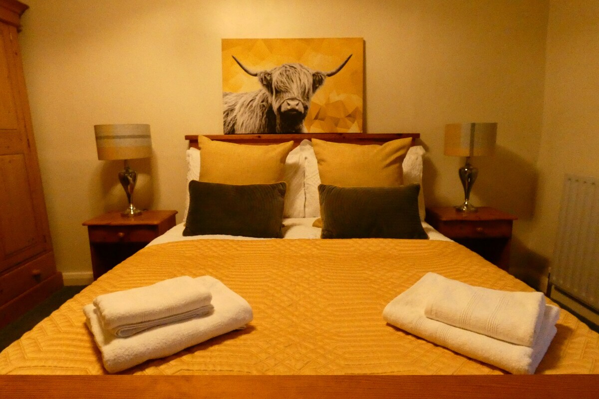 ห้องนอนใหญ่เตียงคู่มีทุกอย่างตั้งแต่ - ที่ชาร์จโทรศัพท์จุดที่เป็นมิตรกับสิ่งแวดล้อมไดร์เป่าผมที่แขวนเสื้อคลุมกระจกแบบเต็มตัวและหน้าต่างส่วนตัว 100% 