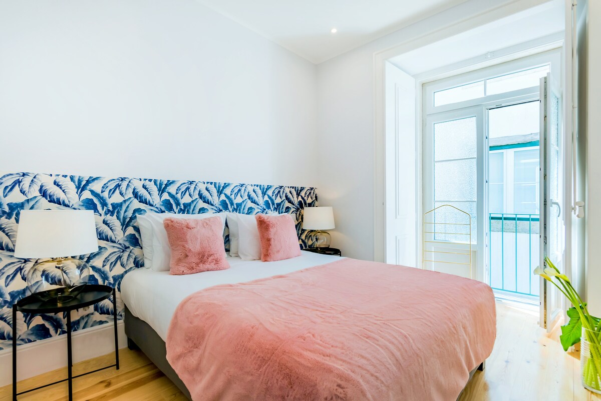 Საძინებელი აივნითა და ორსაწოლიანი საწოლით