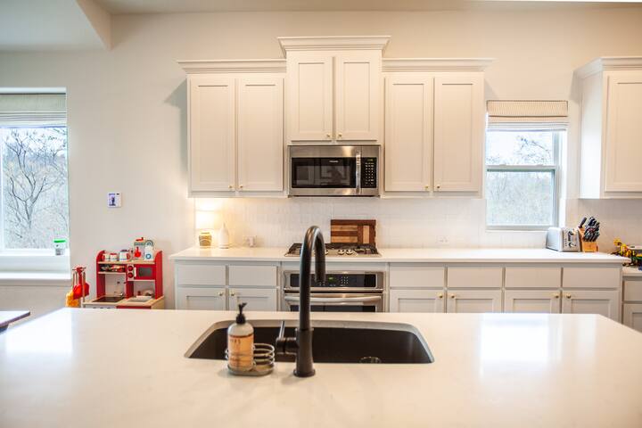 Cozy Modern Farmhouse Home on Greenbelt Near Aledo gallery image 4