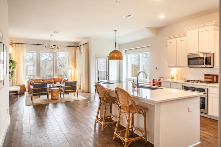 Cozy Modern Farmhouse Home on Greenbelt Near Aledo