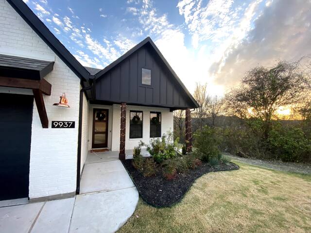 Cozy Modern Farmhouse Home on Greenbelt Near Aledo gallery image 5
