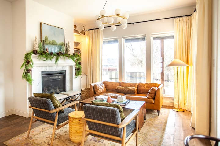 Cozy Modern Farmhouse Home on Greenbelt Near Aledo gallery image 2