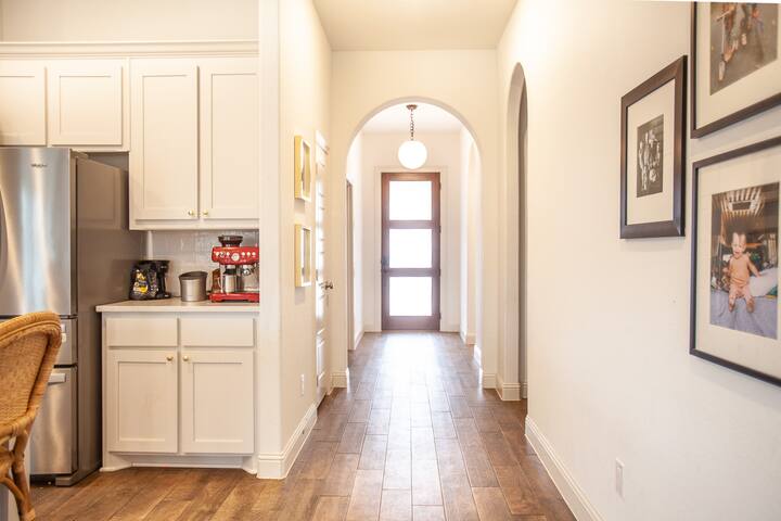 Cozy Modern Farmhouse Home on Greenbelt Near Aledo gallery image 3