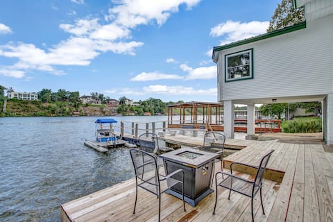 Lake Haven Chateau: Hot tub, Game Room and Boat