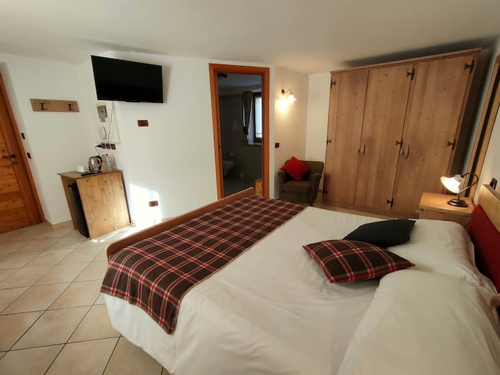 Matatagpuan ang kuwarto ni Christine sa unang palapag, ang tanging kuwarto na naa - access nang hindi kinakailangang umakyat ng hagdan. Ito ay napakalawak at may double bed. May sapat na espasyo para magdagdag ng kuna/kuna kung kinakailangan.