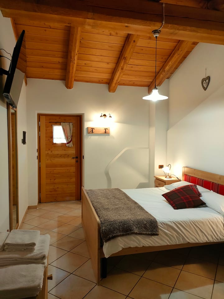 Ang Julie room ang pinakamalaking kuwarto sa Majon, na may double bed at bunk bed.