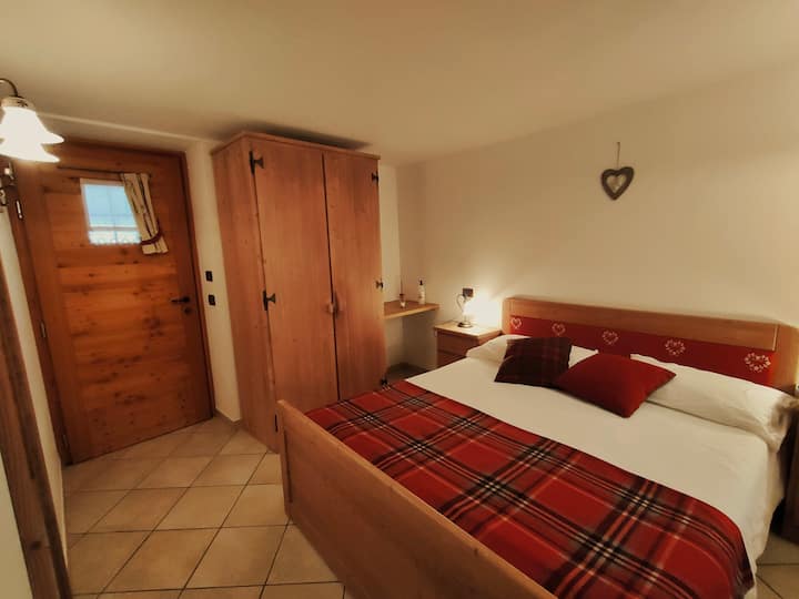 Ang Caroline room ay isang double room na humigit - kumulang 18m2: ito ang pinakamaliit na kuwarto sa Majon ngunit tiyak na napaka - komportable. 
Walang TV o pribadong mini fridge ang kuwarto.