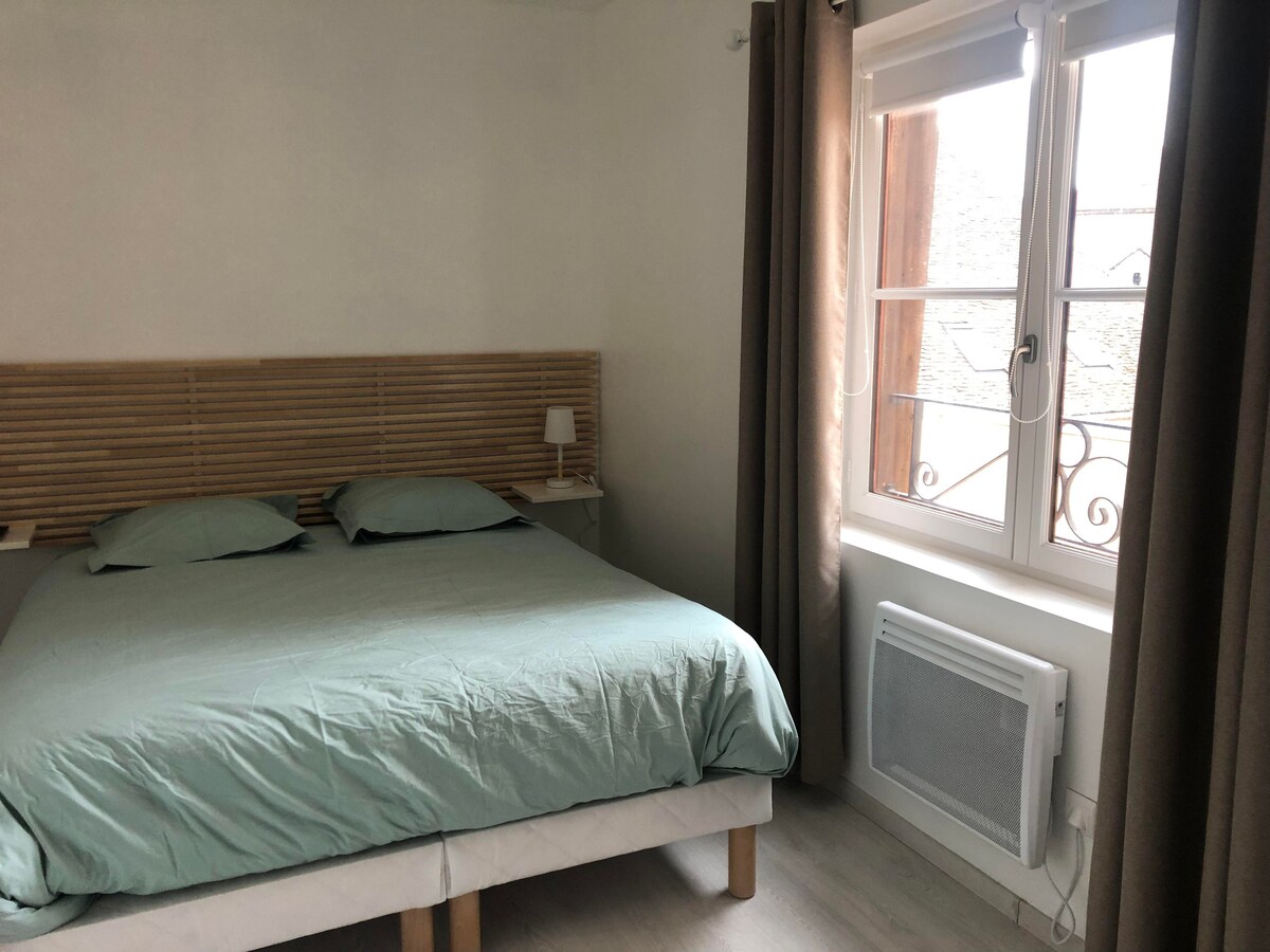 1. spálňa s televízorom s veľkou obrazovkou