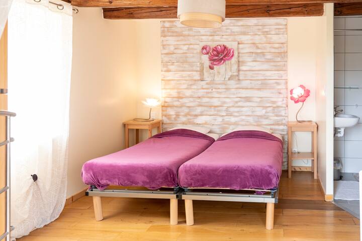 Dhoma e përshtatshme PMR me banjën e saj është gjithashtu e arritshme nga PMR. Një tualet PMR është gjithashtu i arritshëm në hyrje të shtëpisë pranë dhomës PMR.