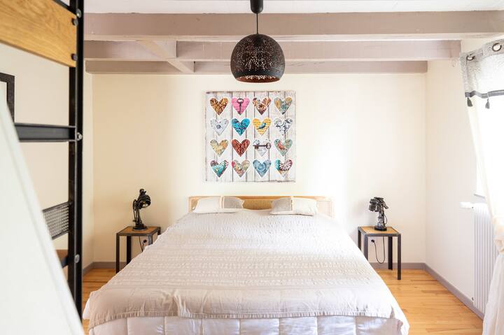 Dhomë gjumi me zemër (një krevat dopio "queen" - 160 x 200) me një krevat tek)