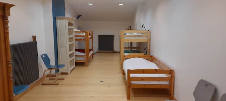 Dhomë e madhe me dy krevate marinari dhe një krevat tek. Ideale për fëmijët që të mbledhin fëmijë.