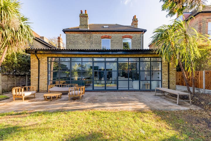 Spacious & Luxurious Gem in city