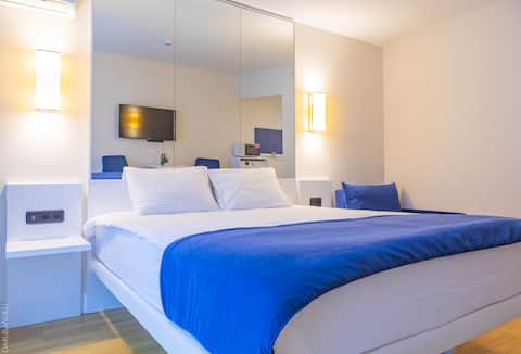 Romantic Apartment - 2 min from the sea - floor 44