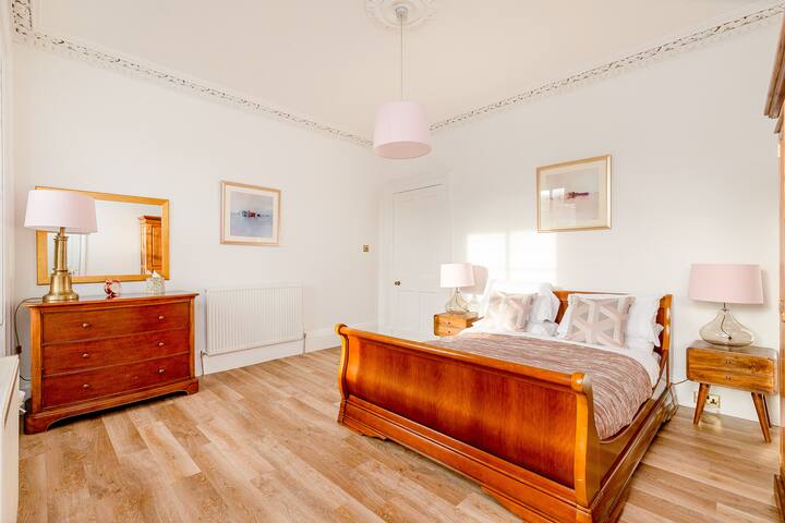 Heart of Edinburgh City Centre 3 Bed Georgian Apt gallery image 5