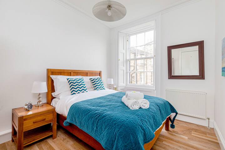 Heart of Edinburgh City Centre 3 Bed Georgian Apt gallery image 4