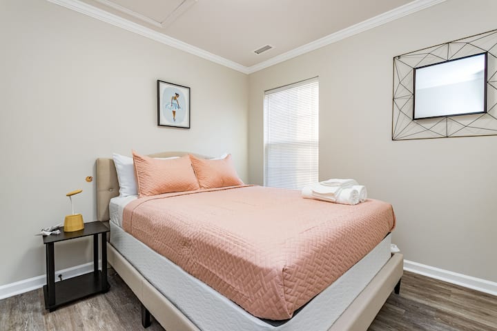 Installez-vous confortablement dans cette chambre, où un lit queen size confortable vous invite à vous détendre et à profiter d'une retraite paisible.