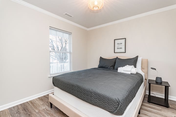 La deuxième chambre dispose d'un lit queen size, assurant un confort ultime pour une expérience de sommeil reposante.