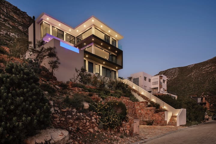 BEYOND Misty Cliffs – NEW stylish seaview HOUSE gallery image 4