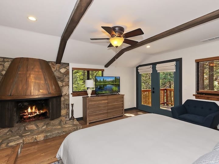 Otra vista del gran dormitorio principal ubicado arriba.  La hermosa chimenea privada es de leña para esas frías noches de invierno.