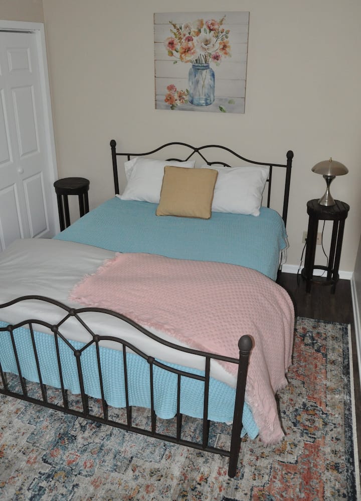 Cama queen en el dormitorio 1